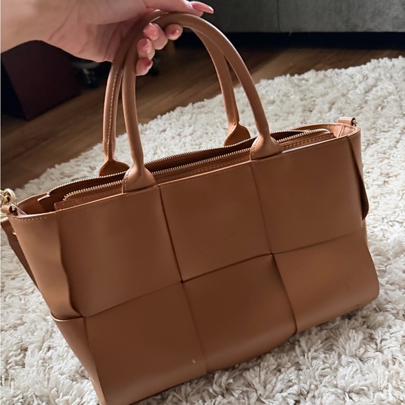 Chic Brown Woven Beautiful leather like stylish, high-end fashion Shoulder Bag - Picture 5 of 6